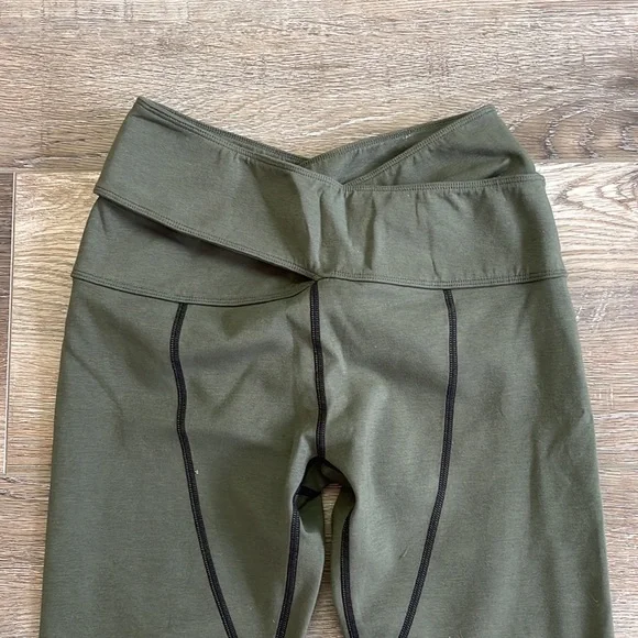 Free People Movement capris NWOT size S - Picture 2 of 3
